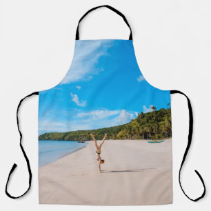 Frauen machen Akrobatik am Meer in der Nähe des Be Schürze