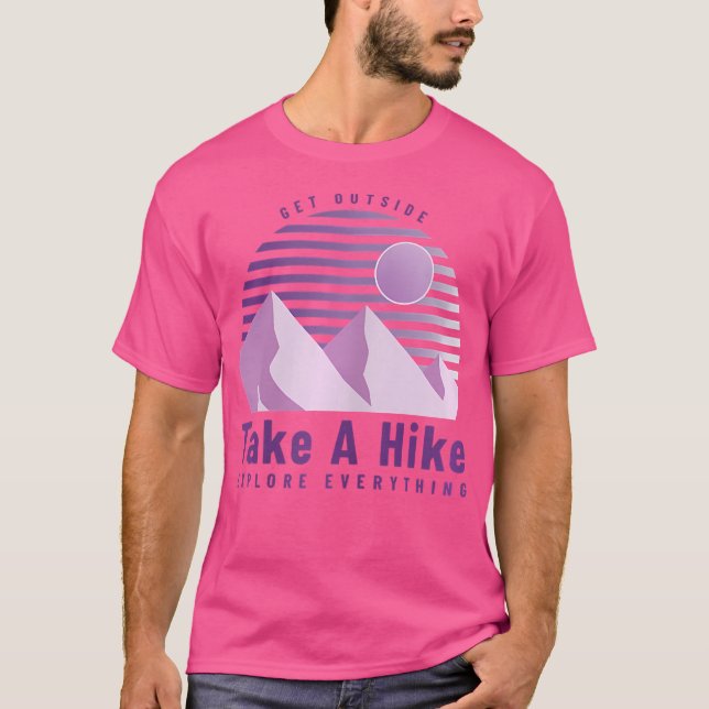 Frauen machen Wanderwege zum Camping im Freien T-Shirt (Vorderseite)