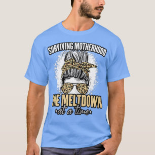Frauen Mama Überleben Mutterschaft eine Kernschmel T-Shirt