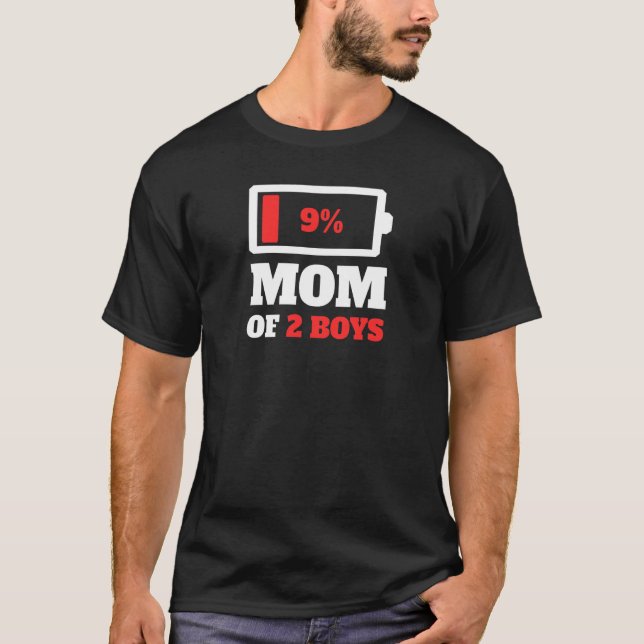 Frauen Mama von 2 Jungen Söhne müde Mama Low Batte T-Shirt (Vorderseite)