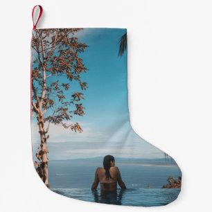 Frauen mit schwarzem Bikini stach auf dem Körper v Kleiner Weihnachtsstrumpf