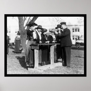 Frauen-Polizeibeamten und Gewehre 1914 Poster