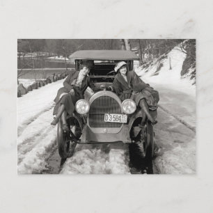 Frauen posieren auf einem Automobil, 1920 Postkarte