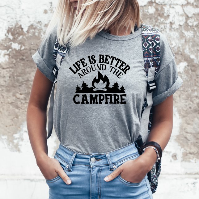 Frauen rund um den T - Shirt des Campfire Campings (Von Creator hochgeladen)