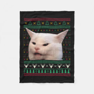 Frauen schreien bei einer Katze, die zu Weihnachte Fleecedecke