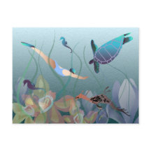 Frauen schwimmen unter Wasser mit Schildkröte