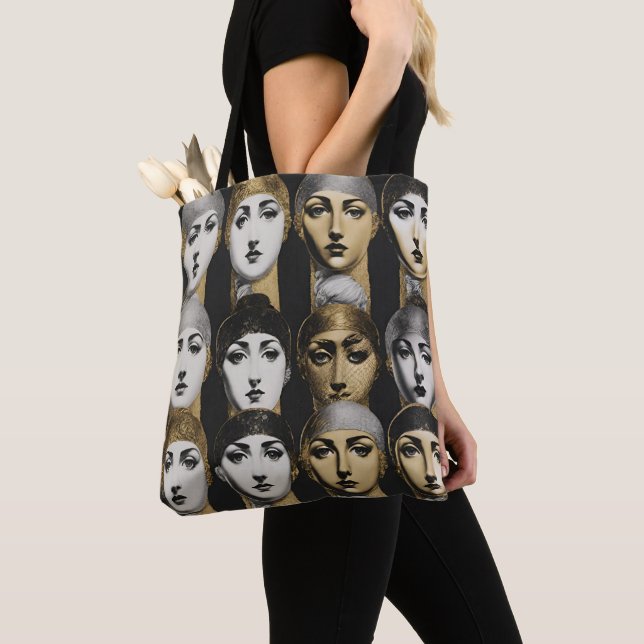 Frauen sehen sich der Schwarz-weißen Design-Tasche (Von Nahem)