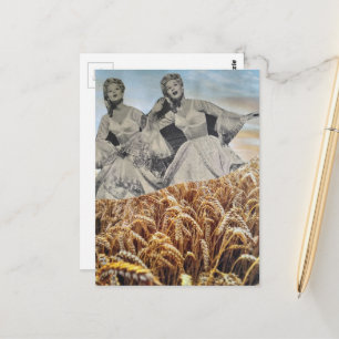 Frauen singen in einer Weizenfeld-Collage Postkarte