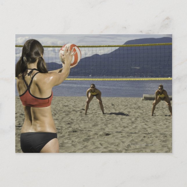 Frauen spielen am Strand Volleyball Postkarte (Vorderseite)