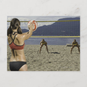Frauen spielen am Strand Volleyball Postkarte