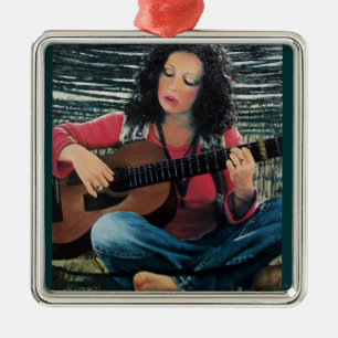 Frauen spielen Musik mit akustischen Gitarren Silbernes Ornament
