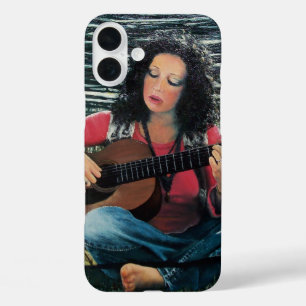Frauen spielen Musik mit akustischer Gitarre iPhone 16 Plus Hülle