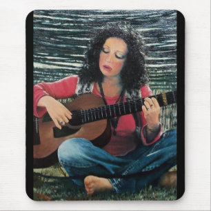 Frauen spielen Musik mit akustischer Gitarre Mousepad