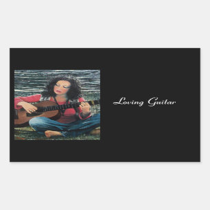 Frauen spielen Musik mit akustischer Gitarre Rechteckiger Aufkleber