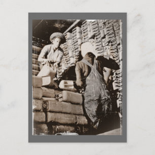 Frauen stapeln Gasdosen für die Schifffahrt des Zw Postkarte