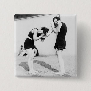 Frauen tränken am Strand ihr Haar Button