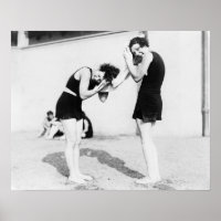 Frauen tränken am Strand ihr Haar