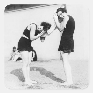 Frauen tränken am Strand ihr Haar Quadratischer Aufkleber
