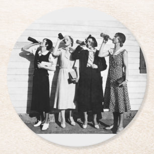 Frauen trinken Bier Alte Fotografie Vintages Bier Runder Pappuntersetzer