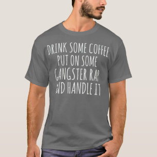 Frauen trinken etwas Kaffee auf einen Gangster-Rap T-Shirt