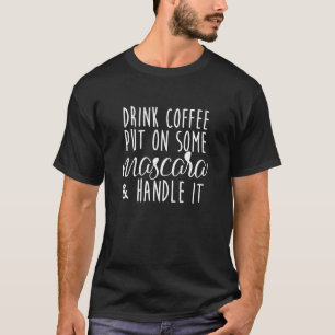 Frauen trinken Kaffee auf einige Mascara und Hands T-Shirt