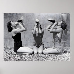 Frauen trinken Wein, Schwarz-Weiß-Retrospektive Poster