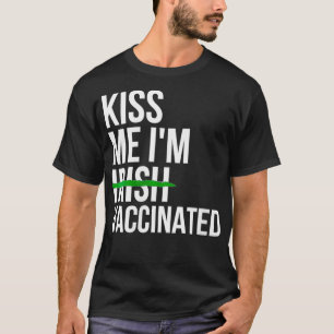 Frauen Umarmung Ich bin geimpft Kiss Me Ich bin Ir T-Shirt