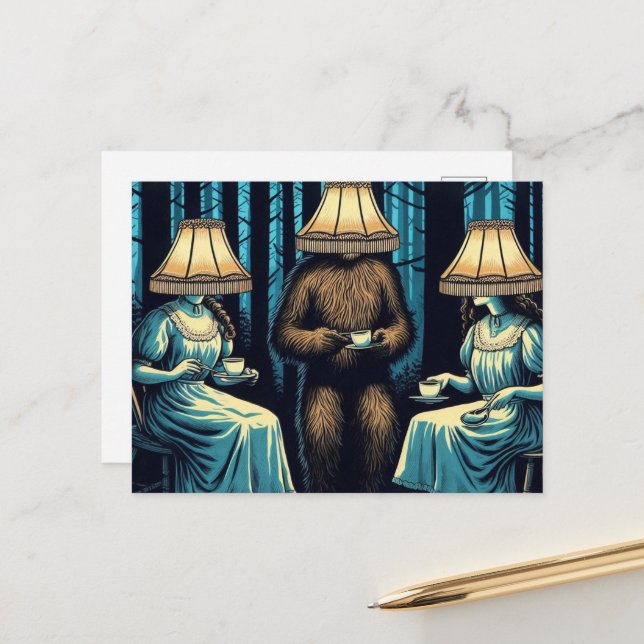 Frauen und Sasquatch im Wald Lampshade Hats Postkarte (Vorderseite/Rückseite Beispiel)