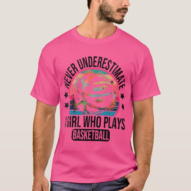 Frauen unterschätzen nie ein Mädchen, das einen Ko T-Shirt (Vorderseite)