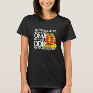 Frauen unterschätzen nie ein Oma aus der DDR. T-Shirt