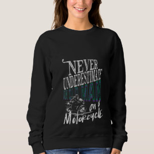 Frauen unterschätzen nie einen alten Typ auf einem Sweatshirt