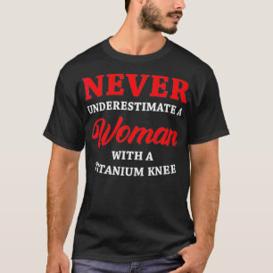 Frauen unterschätzen niemals eine Frau mit Titan T-Shirt