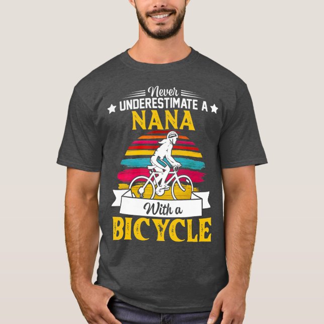 Frauen unterschätzen niemals eine Nana mit einem F T-Shirt (Vorderseite)