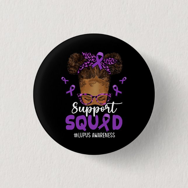 Frauen unterstützen Squad Afro Messy Bun Leopard L Button (Vorderseite)