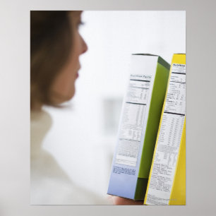 Frauen vergleichen Nährwertkennzeichnungen Poster
