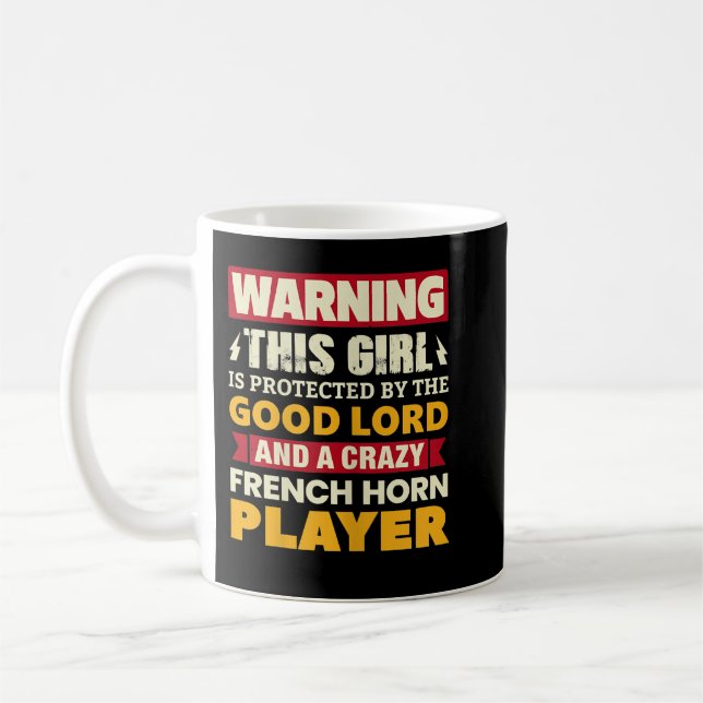Frauen warnen! Mädchen wird vom französischen Horn Kaffeetasse (Links)