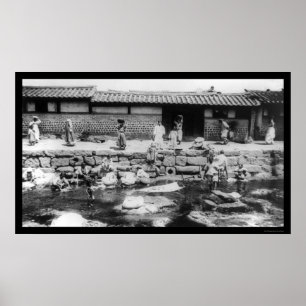 Frauen waschen Wäsche in einem Strom 1895 in Korea Poster