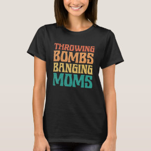 Frauen werfen Bomben knallende Mütter Fußball T-Shirt