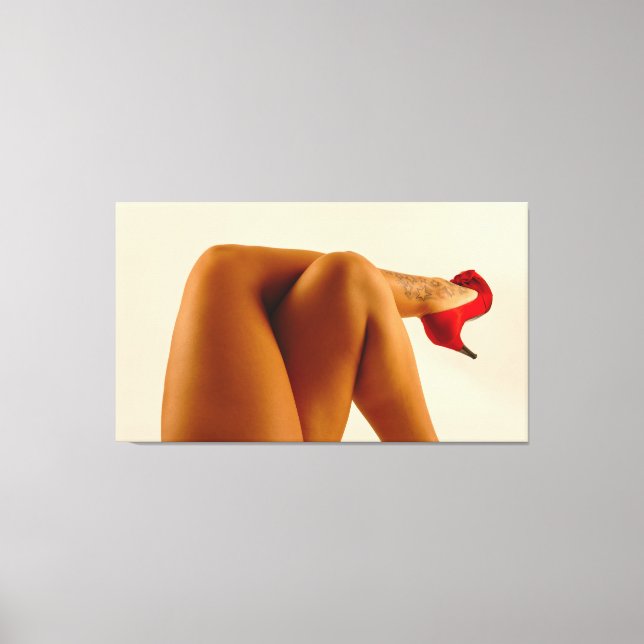 Frauengestein mit roten High Heels überquert Leinwanddruck (Vorderseite)