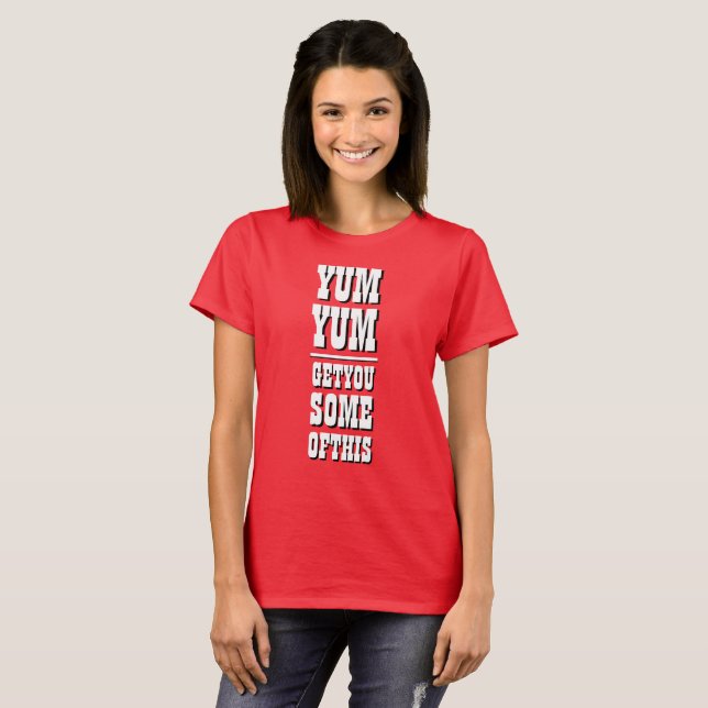 Frauenlustige Neuheit YUM YUM YUM BEKOMMT DICH ETW T-Shirt (Vorne ganz)