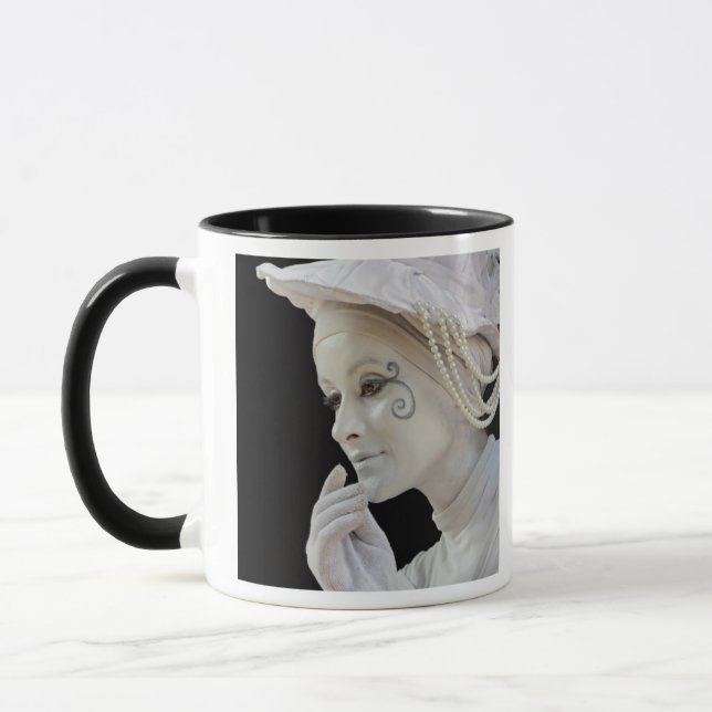 Frauenmäuse darstellend an Straßenecke Tasse (Links)