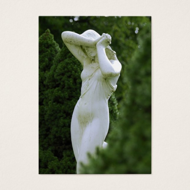 Frauenstatue im Garten (Vorderseite)