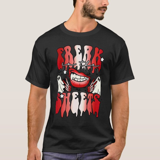Freak In The Sheets Halloween-Geist T-Shirt (Vorderseite)