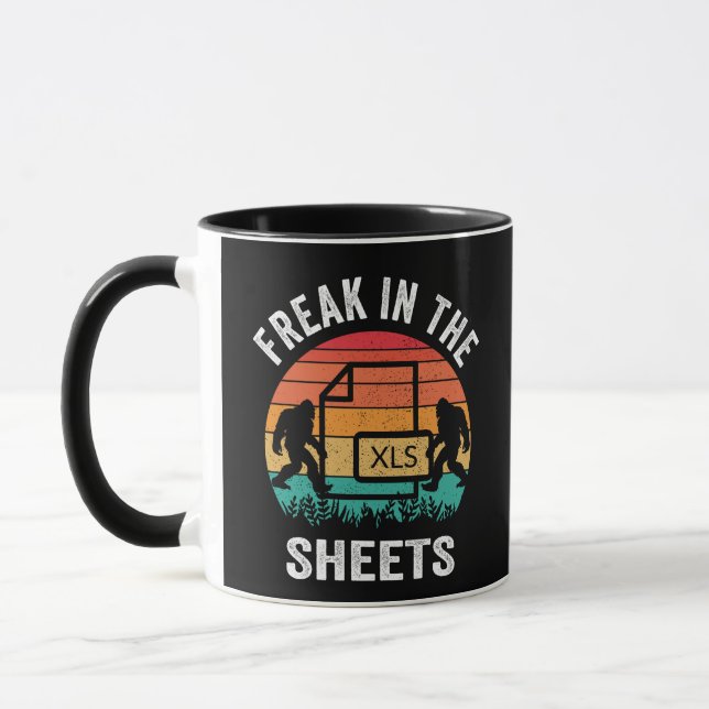 FREAK IN THE SHEETS SASQUATCH RETRO SUNSET TASSE (Links)