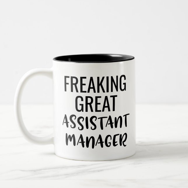 Freaking Great Assistant Manager Zweifarbige Tasse (Links)