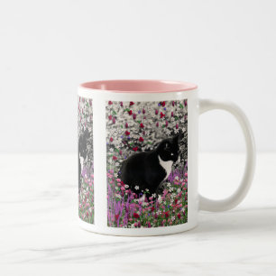 Freckles der Tasse in der Blumen-II - Tuxedo-Katze