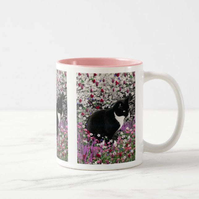 Freckles der Tasse in der Blumen-II - Tuxedo-Katze (Rechts)