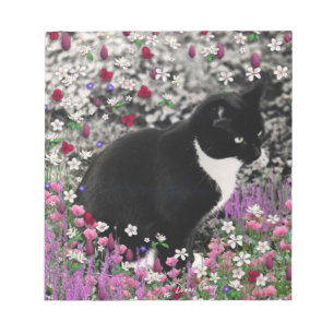 Freckles in Blume II - Tuxedo Kitty Cat Notizblock