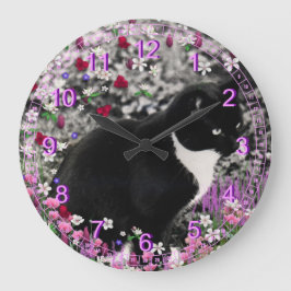 Freckles in den Blumen II - Schwarzweiss-Katze Große Wanduhr