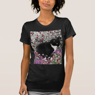 Freckles in den Blumen II - Tuxedo-Katze T-Shirt